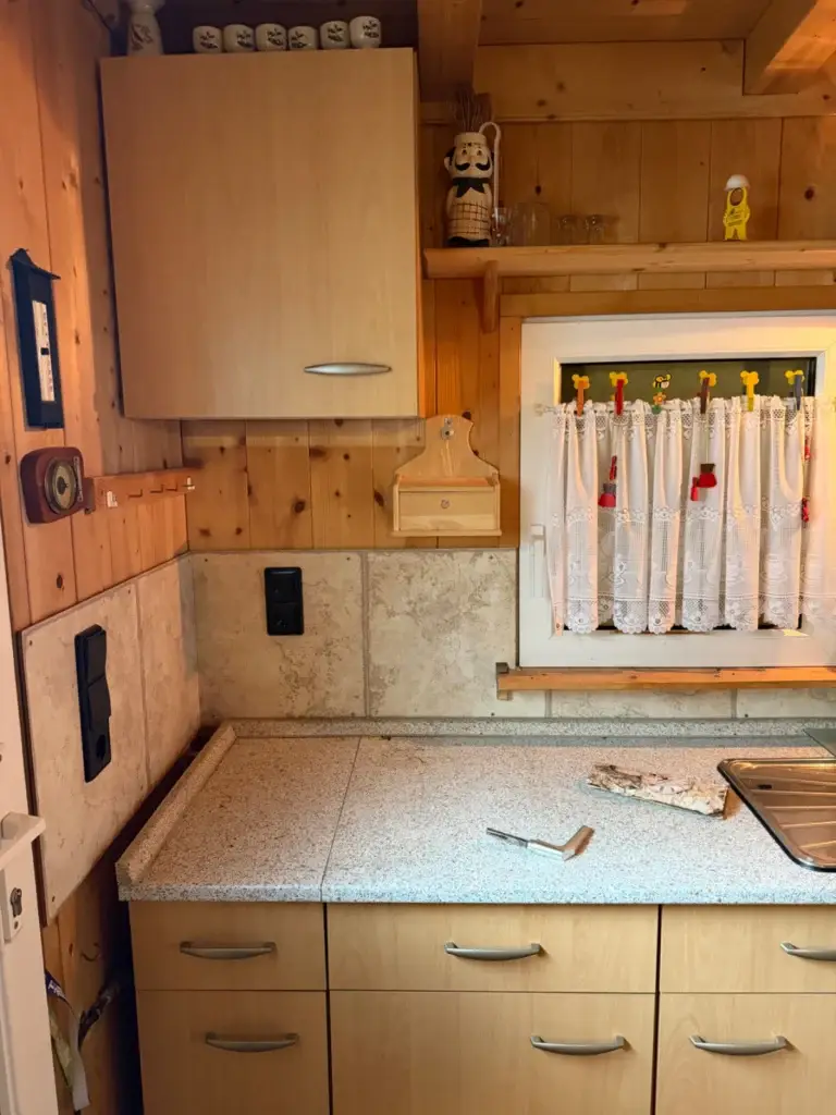 Einbauküche mit Kühlschrank